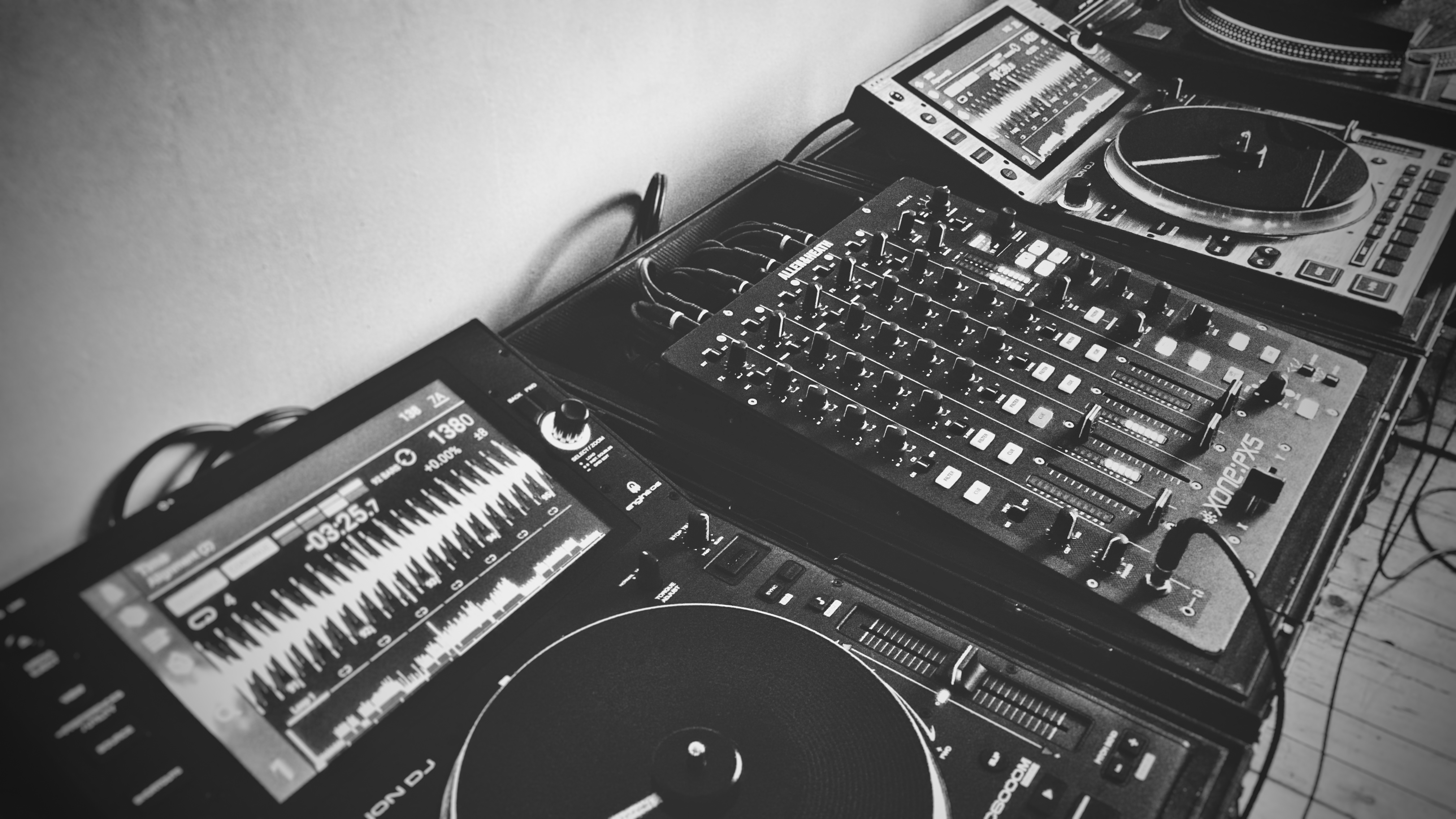 Matériel DJ à disposition (platines vinyles, platines numériques, mixers) - Marques Allen & Heath, DenonDJ, Reloop, Native Instruments...