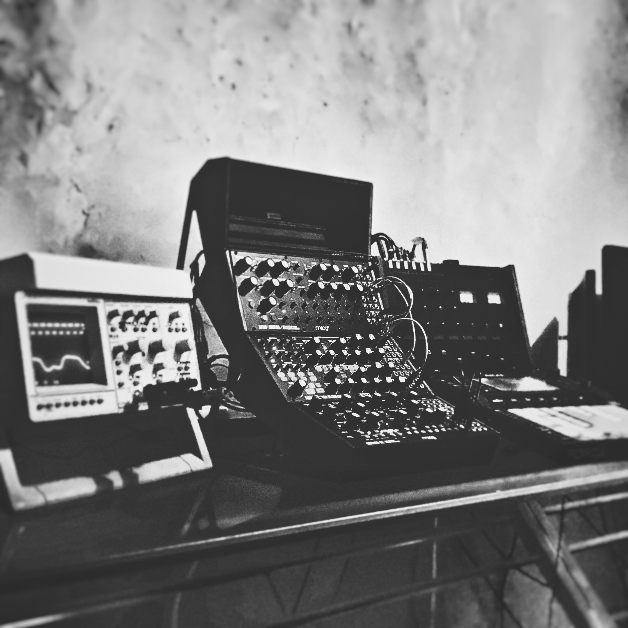 Instruments pour production de musiques électroniques disponibles également. Instruments pour production de musiques électroniques disponibles également.